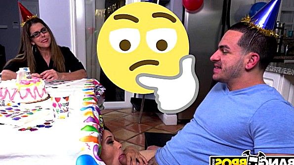 Парень хочет, чтобы богатый человек занялся сексом с девушкой в ​​латексе с особым пылом