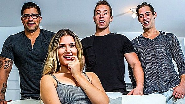 Ребенок раздвинул ноги для онанизма