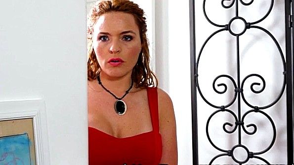 Русская девушка использует дилдо для удовольствия