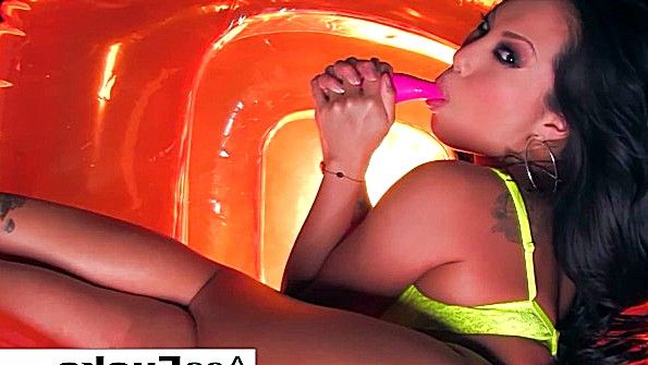 Красивая чернокожая взрослая женщина активно занимается сексом с мужчиной