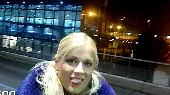 Взрослая женщина звонит чернокожему парню и просит его трахнуть ее