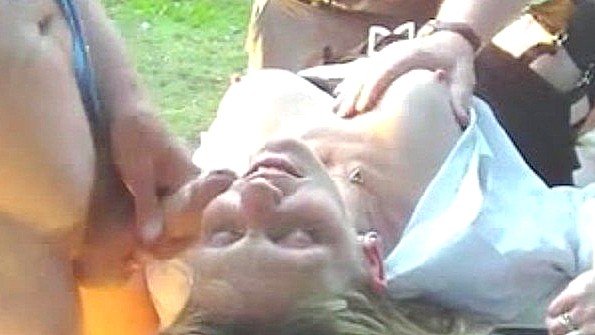 Распутная женщина в оргии с чулками