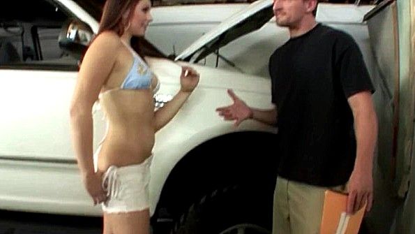 Две развратные блондинки лишены возможности трахнуть парня