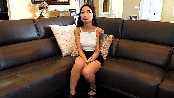 Голубая кокетка активно мастурбирует на полу