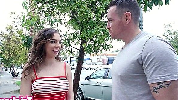 Она обречена на большой теннис в табличном массиве и должна трахаться