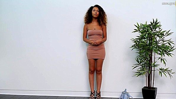 Эмо-сучка засунула сжатый кулак в задницу своей девушки