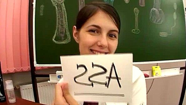 Грудастая любительница с энтузиазмом сосет член