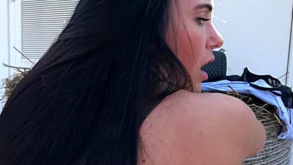 Прекрасная взрослая самка американского индейца бурно кончает от онанизма