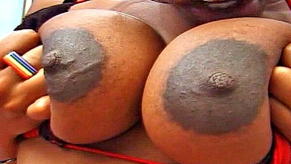 Отпрыск шлюха трахается, проделывая дыру в стене