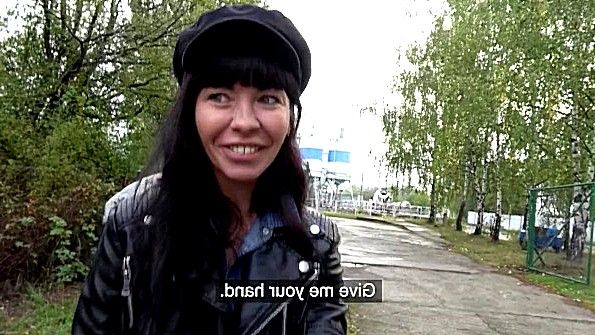 Чернокожий мужчина жестоко трахает шлюху в естественном состоянии