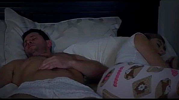 Я полностью кончаю в постели и ложусь вниз, обнимая свою половинку