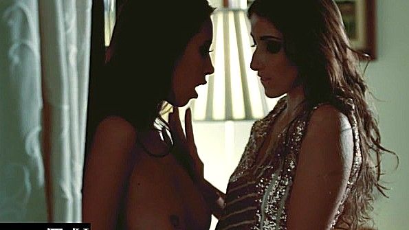 Распутная чернокожая взрослая женщина испытывает трудности с тем, чтобы спать вместе