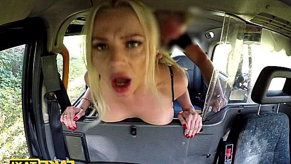 Блондинка в рыболовной сети чулке водит член