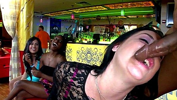 Великолепная кокетка устроила горячее соло в постели