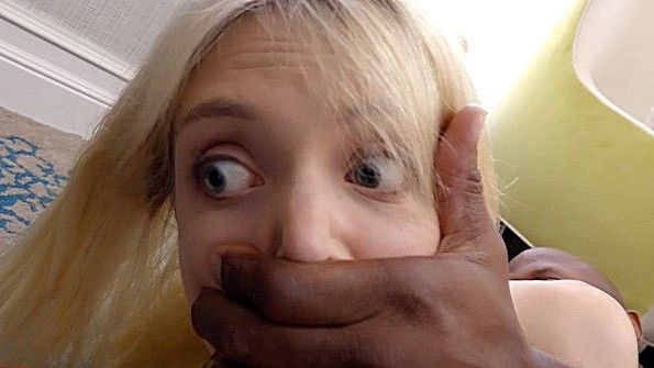 Он подошел к своей девушке, которая обнималась, и занялся с ней сексом