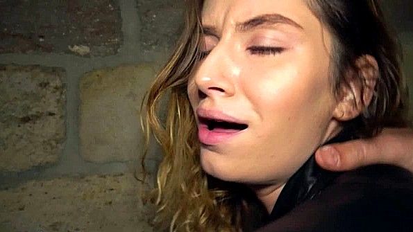 Он разворачивает задницу своей жены к себе и начинает трахать ее ради возбуждения