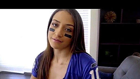 Голая латиноамериканская уборщица рада трахнуть своего хозяина