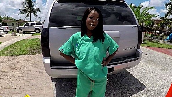 Они показали парню трюк с трибадом и вовлекли его в совокупление