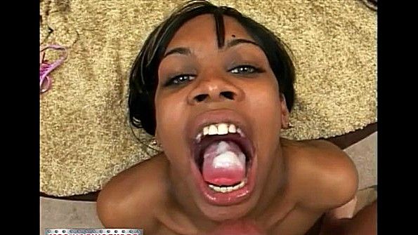 Развратная взрослая женщина в колготках мастурбирует на кухне