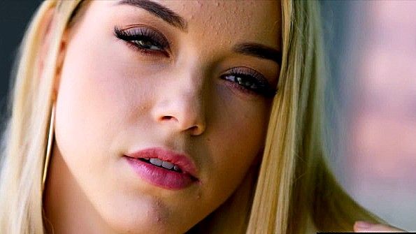 Рыжеволосая кокетка в чулках готова к сексу ради страстного желания