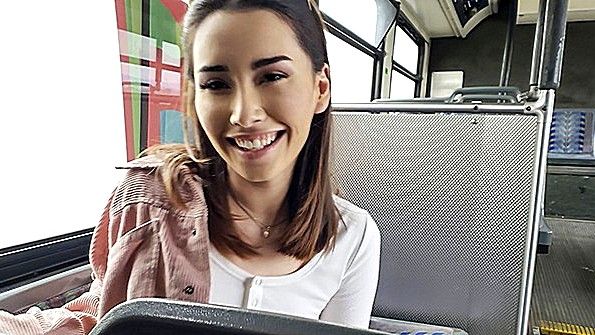 Соблазнительная блондинка с удовольствием сосёт член