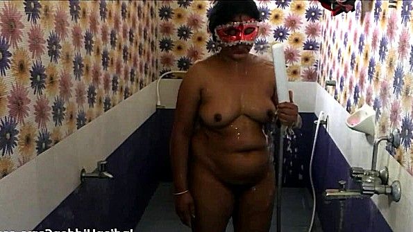 Принимает горячую ванну и мастурбирует свою небритую пизду