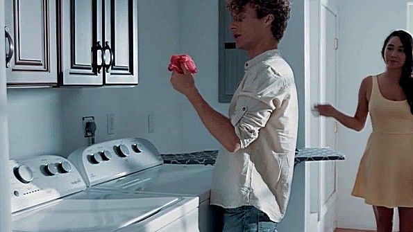 Курить сигарету и кормить член сосать