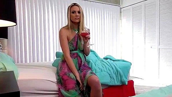 Кокетливая взрослая мулатка захватывает парня для секса