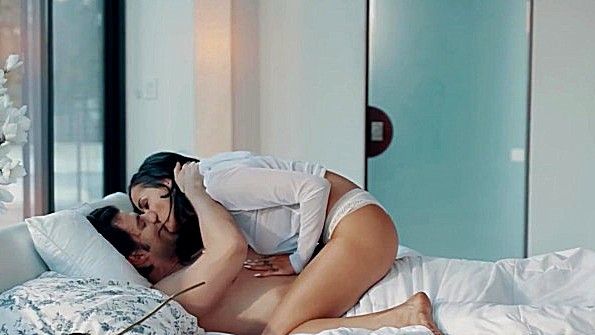 Я плачу деньги этой девушке и веду ее к богатому человеку, занимающемуся сексом