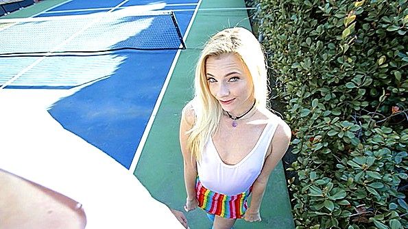 Он раздел гимнастку и принялся трахать ее в постели