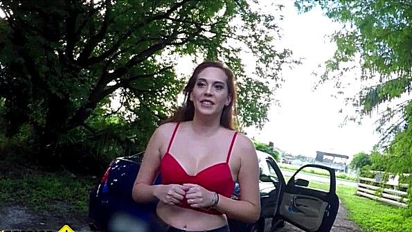 Взрослая японская самка жадно спит вместе и яростно пищит