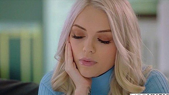 Сучка в купальнике пискнула и начала трахаться