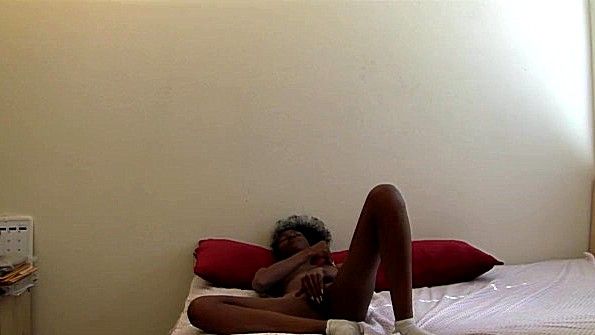 Мисс бесстыдно раздвигает ноги перед фотокамерой