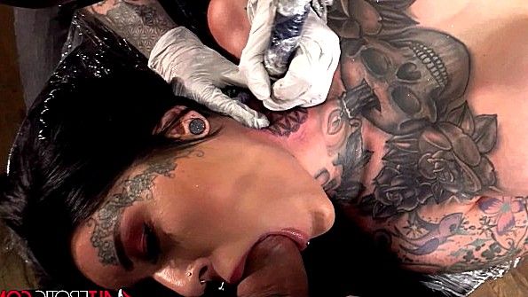 Одетая в латекс мамаша занимается извращенным сексом на кухне