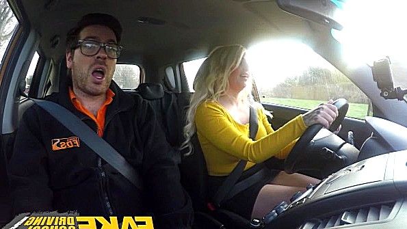 Взрослой корейской женщине с огромной грудью трудно спать вместе