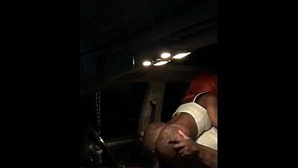 Она позволила ему вылизать ее пизду солью и сесть сверху на свой фаллос