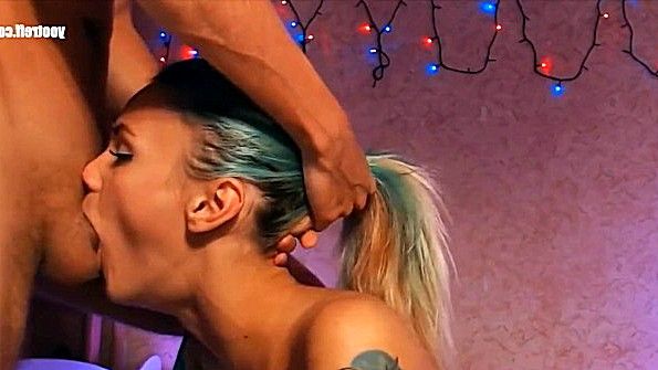 Пышногрудая взрослая женщина принуждает своего друга к сексу с богатым человеком