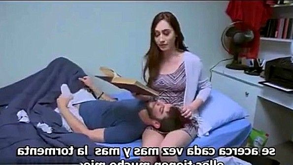 Блондинка спит вместе в заднице и получает в нее сперму