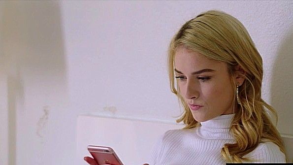 Чернокожий парень трахает девушку в постели и клеймит ее сперму