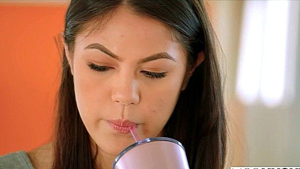 Азиатская взрослая женщина предлагает парню не стесняться и заняться сексом