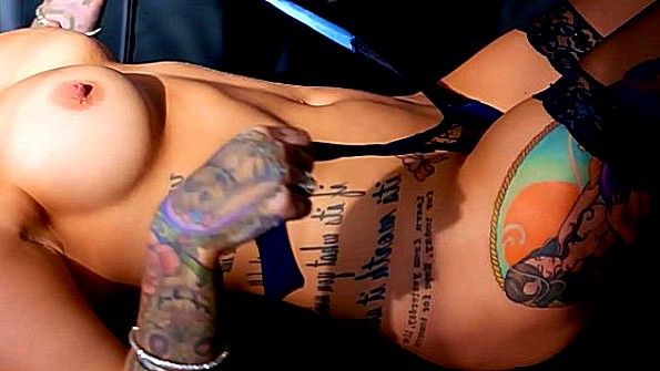 Японская взрослая женщина с удовольствием мастурбирует своей грудью половой член своего парня