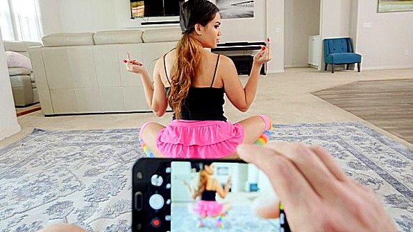 Сестренка согласилась устроить свою пизду вместе с большой резиновой башмаком своего брата