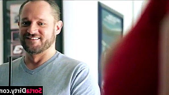 Мамаша умело закрепляет себя на половом члене своего партнера