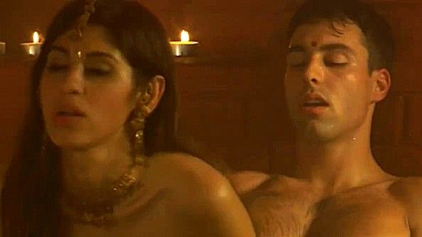 Он заинтересовался дырочкой девушки и спал с ней везде