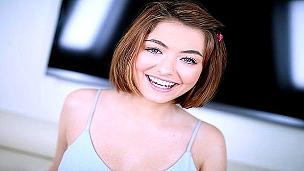 Он лижет задницу девушки и клеймит ее спермой