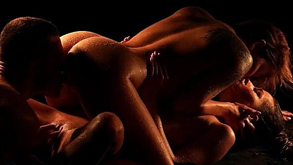 Два больших черных члена трахают все дырки шлюхи