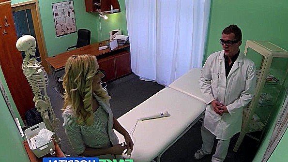 Гламурная шлюха не жалеет дырки для дилдо