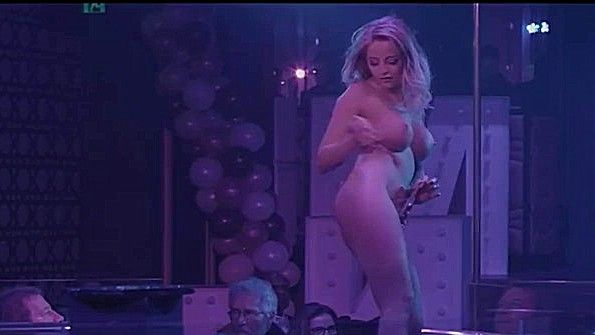 Мисс заставляют снять трусики и заняться сексом