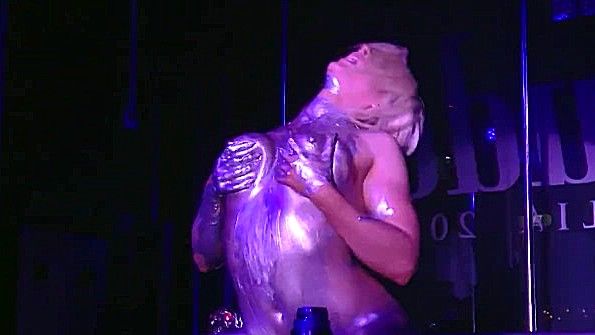 Я вызвала такси и занялась сексом с парнем, который подошел к машине