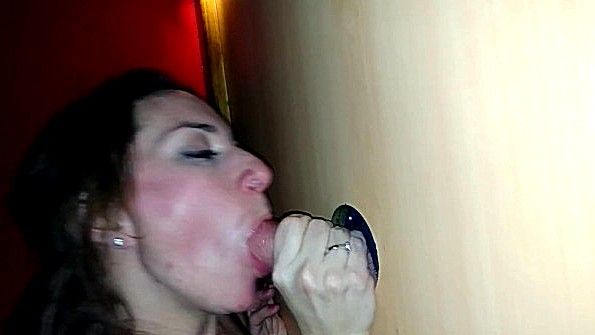 Мисс курит и не смеет ласкать свою пизду